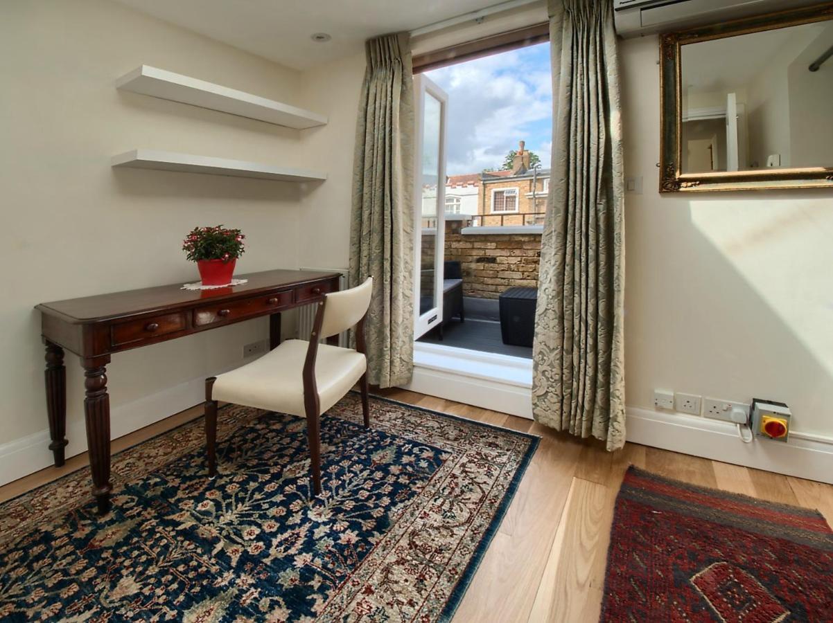 Serene Townhouse With Parking Лондон Экстерьер фото