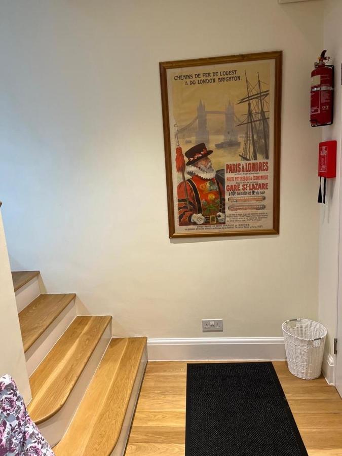 Serene Townhouse With Parking Лондон Экстерьер фото