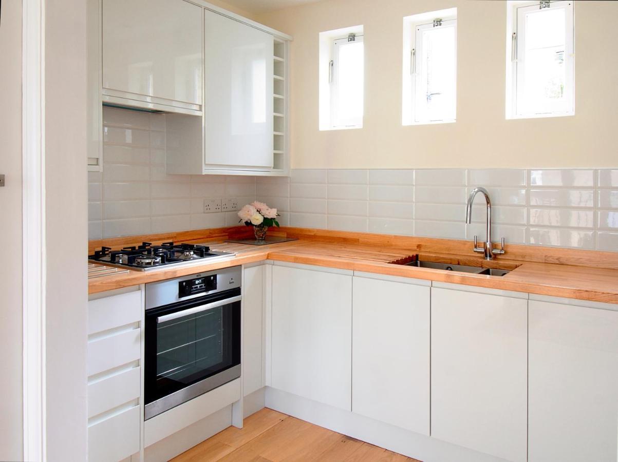 Serene Townhouse With Parking Лондон Экстерьер фото