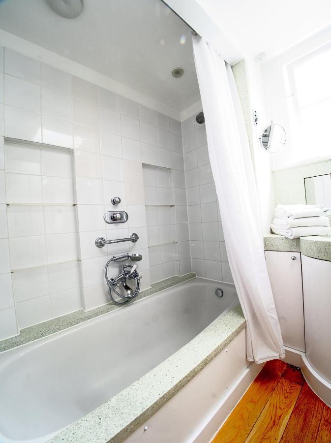 Serene Townhouse With Parking Лондон Экстерьер фото